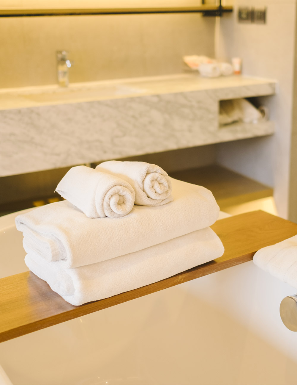 Expert Tips for Selecting the Perfect Hotel Bathroom Vanity